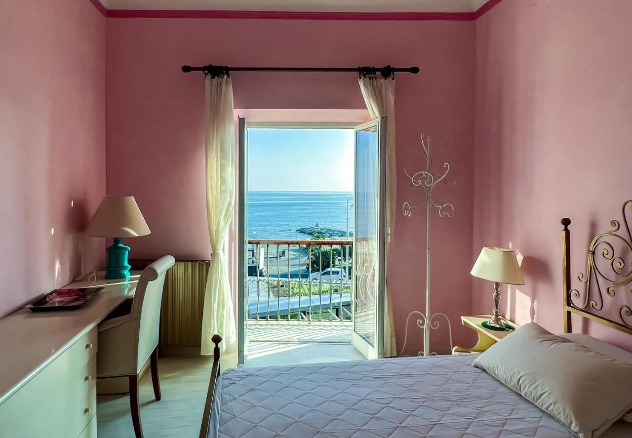 Splendido Appartamento Con Vista Mare Su Piazza Dante ヴァラッツェ エクステリア 写真